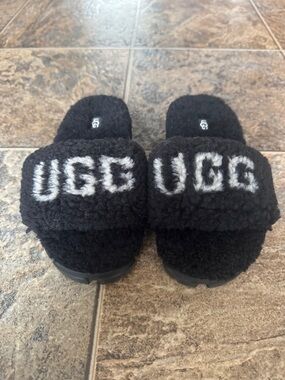 NEW!!! UGG Cozetta Curly Graphic Logo Sheepskin Slippers- Black/Cream, Size 6